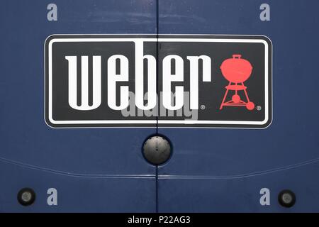 Himmerland, Danemark - Août 23, 2018:Weber logo sur une voiture ; Weber est une société fabricant américain de charbon, gaz et électrique grill extérieur Banque D'Images