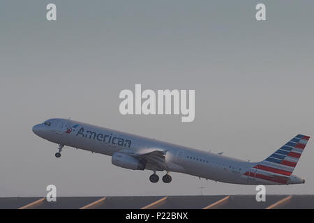 American Airlines Airbus A321 Jet qui décolle de l'Aéroport International de Los Angeles, LAX. Traînée de vapeur formée au-dessus des ailes comme avion décollera. Banque D'Images