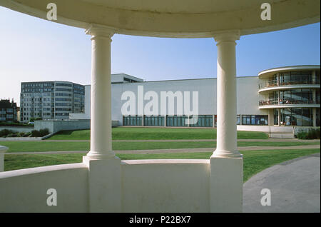 Vue sur le Pavillon De La Warr à partir d'une coupole sur front de Bexhill, East Sussex, UK Banque D'Images