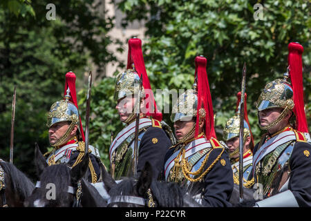 Soldats of the Blues and Royals à cheval, se rendant le long du Mall at Trooping the Color ou la Queen's Birthday Parade, Londres, Royaume-Uni Banque D'Images