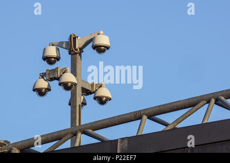 Caméra de sécurité CCTV surveillance de la circulation sur la route dans la grande ville. Banque D'Images