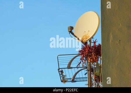 Old rusty antenne satellite sur le mur Banque D'Images