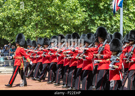 Les soldats des Coldstream Guards défilent en formation le long du Mall à Trooping The Color ou Queen's Birthday Parade, Londres, Royaume-Uni 2018 Banque D'Images