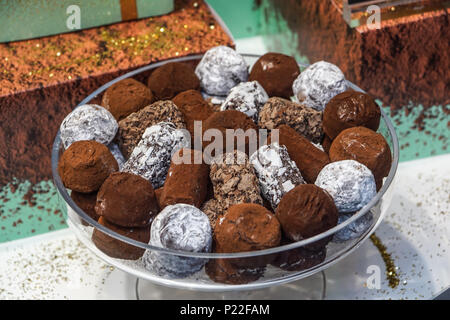 Assortiment de noir, blanc et de chocolat au lait, de la pile de jetons. Les grains de café et de chocolat sur fond toile rustique en bois. Les épices, la cannelle. Mise au point macro sélective. Arrière-plan de chocolats. Bonbons Banque D'Images