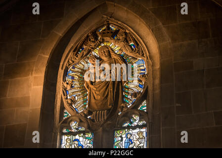 Bien éclairé avec vitrail de l'Église statue religieuse Banque D'Images