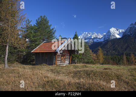 Hut devant des montagnes du Karwendel, Mittenwald, Bavière, Allemagne, Banque D'Images