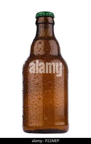 Vue avant gros plan du cidre ou bière brune bouteille avec aucune étiquette gouttes et capuchon vert isolé sur fond blanc Banque D'Images