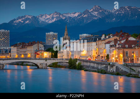 Grenoble. Cityscape de droit de Grenoble, France Bleu crépuscule pendant l'heure. Banque D'Images