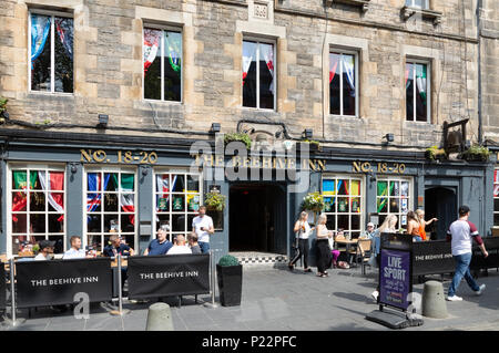 Les gens assis à l'extérieur de la Ruche potable Inn pub lors d'une journée ensoleillée en été, Grassmarket, Édimbourg vieille ville, Edinburgh Scotland UK Banque D'Images