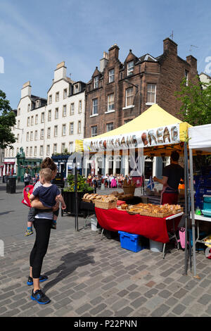 La mère et l'enfant shopping dans le marché hebdomadaire, Grassmarket, Édimbourg Vieille Ville, Edinburgh Scotland UK Europe Banque D'Images