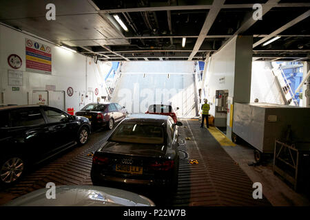 Abaisser les rampes de déchargement à l'avant des voitures sur le pont des véhicules d'une mer d'Irlande Stena Line ferry dans l'uk Banque D'Images