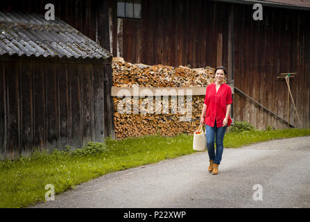 Campagne fille avec panier de légumes Banque D'Images