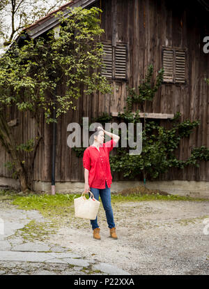 Campagne fille avec panier de légumes Banque D'Images