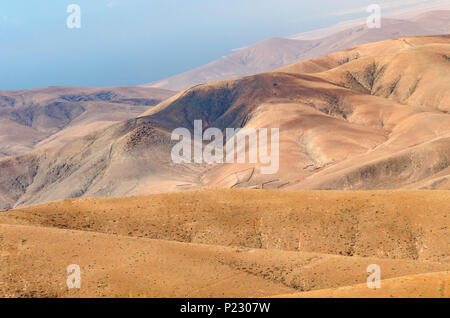 Paysage typique de Fuerteventura avec barren montagnes volcaniques de formes uniques Banque D'Images