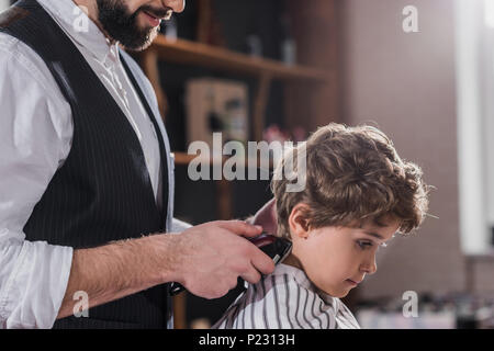 Cropped shot de coiffure la coupe de cheveux du petit enfant qui se Hair Clipper Banque D'Images