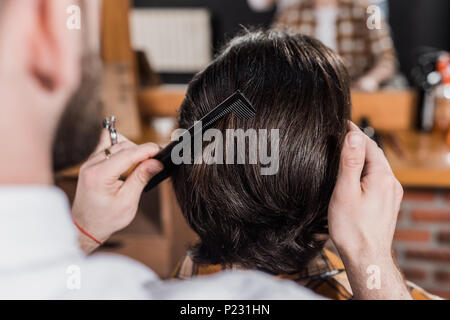 Cropped shot of coiffure peigner les cheveux du client à un barbier Banque D'Images