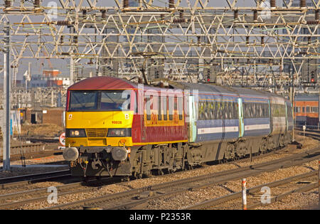 En livrée EWS '90020' un travail de Collingwood National Express East Anglia Pudding Mill Lane au service le 27 janvier 2009. Banque D'Images