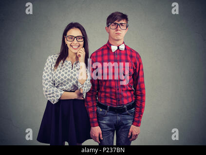 Portrait de jolie femme charmante datant de nerd à lunettes démodées et usure excentrique. Concept couple extraordinaire Banque D'Images