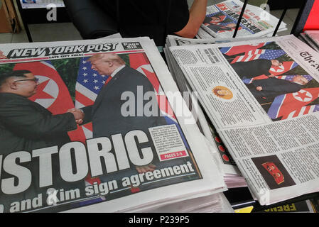 Les titres des journaux de New York le mardi, 12 juin, 2018 rapport sur la réunion de la veille entre le président américain Donald Trump et de la Corée du Nord Kim Jong-un à Singapour. (Â© Richard B. Levine) Banque D'Images