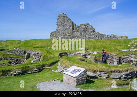 Visite touristique Jarlshof, site archéologique montrant 2500 BC et préhistorique colonies scandinaves à l' établissement"Sumburgh Head, Shetland, Scotland, UK Banque D'Images