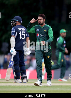 Le Pakistan's Faheem Ashraf réagit après l'Ecosse de Richie Berrington est out pour 20 au cours de la Deuxième Internationale T20 match à La Grange, Édimbourg. Banque D'Images