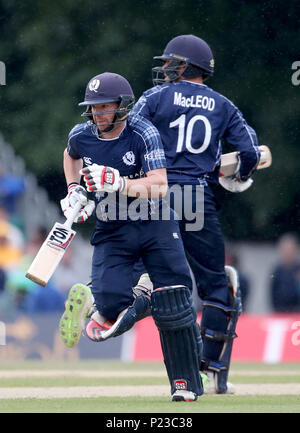 Ecosse de Matthieu (à gauche) et Calum MacLeod pendant la Deuxième Internationale T20 match à La Grange, Édimbourg. ASSOCIATION DE PRESSE Photo. Photo date : mercredi 13 juin, 2018. Voir l'histoire de l'Écosse. CRICKET PA Crédit photo doit se lire : Jane Barlow/PA Wire Banque D'Images