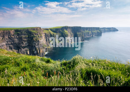 Les falaises de Moher dans le comté de Clare - Irlande Banque D'Images