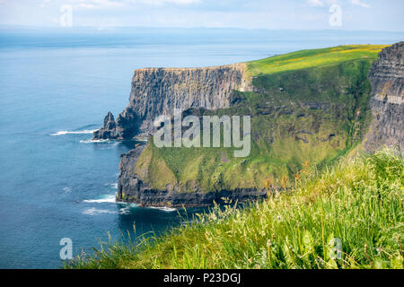 Les falaises de Moher dans le comté de Clare - Irlande Banque D'Images