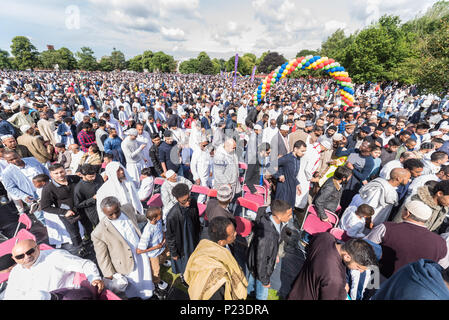 Petit Heath Park, Birmingham, UK. 6 juillet, 2016. Plus de 70 000 musulmans se rassemblent dans la plus grande prière de l'Eid dans les Midlands ville de Birmingham. Af Banque D'Images