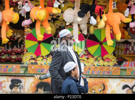 Petit Heath Park, Birmingham, UK. 6 juillet, 2016. Plus de 70 000 musulmans se rassemblent dans la plus grande prière de l'Eid dans les Midlands ville de Birmingham. Af Banque D'Images