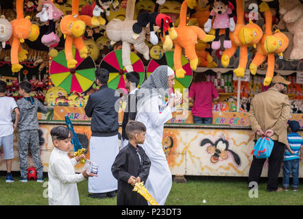 Petit Heath Park, Birmingham, UK. 6 juillet, 2016. Plus de 70 000 musulmans se rassemblent dans la plus grande prière de l'Eid dans les Midlands ville de Birmingham. Af Banque D'Images