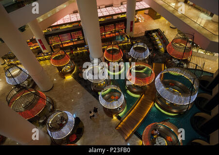 Singapour, Singapour, de l'éclairage dans le hall de la réception de l'hôtel Pan Pacific Banque D'Images