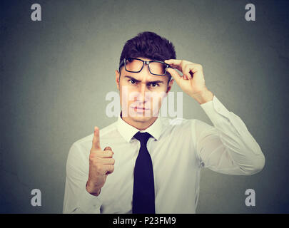 Angry Young businessman pointing at camera Banque D'Images