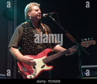 ATLANTA, GA - 13 août : Greg Lake effectue avec Ringo Starr et son All-Starr Band at Chastain Park Amphitheater à Atlanta, Géorgie le 13 août 2001. Crédit : Chris McKay / MediaPunch Banque D'Images