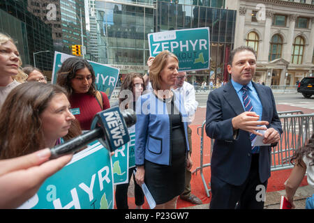 Comité permanent sur la cinquième avenue par Trump Tower Zephyr Teachout NYS démocratique, gauche, avec le conseiller juridique Jed Shugerman partisans rejoint le mardi 5 juin 2018, alors qu'elle annonce qu'elle est de rejoindre le domaine et le fonctionnement de l'État de New York, en remplacement du procureur général Eric disgracié Schneiderman qui a démissionné. Teachout a fait l'annonce le premier jour de pétitionner, qu'elle a à faire pour obtenir sur les bulletins n'ayant pas obtenu 25  % des votes des délégués lors du récent congrès de l'État démocratique. (Â© Richard B. Levine) Banque D'Images