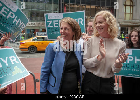 Comité permanent sur la cinquième avenue par Trump Tower Zephyr Teachout NYS démocratique, gauche, avec Heather Stewart de l'Empire State indivisible, rejoint les partisans le mardi 5 juin 2018, alors qu'elle annonce qu'elle est de rejoindre le domaine et le fonctionnement de l'État de New York, en remplacement du procureur général Eric disgracié Schneiderman qui a démissionné. Teachout a fait l'annonce le premier jour de pétitionner, qu'elle a à faire pour obtenir sur les bulletins n'ayant pas obtenu 25  % des votes des délégués lors du récent congrès de l'État démocratique. (© Richard B. Levine) Banque D'Images