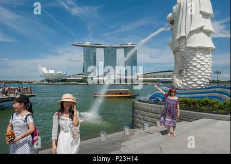 Singapour, Singapour, Marina Bay avec musée ArtScience, Marina Bay Sands Hotel Merlion et Banque D'Images