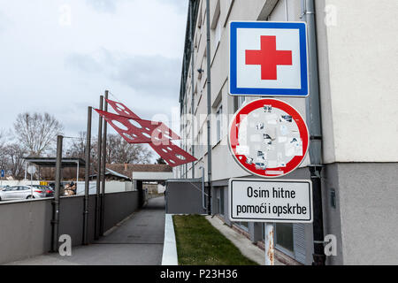 VUKOVAR, Croatie - le 25 février 2018 : Entrée de l'hôpital de Vukovar memorial avec sa célèbre croix rouge, un mémorial dédié au massacre qu'o Banque D'Images