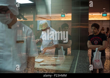 Singapour, Singapour, employé dans un restaurant de dim sum dans le Wisma Atria Banque D'Images