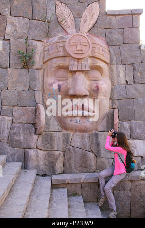 Photographie Sculpture de femme guerrière Inca sur un mur à Chivay, le Pérou. Chivay est la capitale de Caylloma province. Banque D'Images