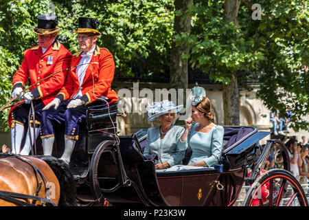 La duchesse de Cambridge et la duchesse de Cornouailles se rassemblent dans une calèche le long du Mall à Trooping the Color Ceremony, Londres, Royaume-Uni Banque D'Images