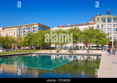 Parc et étang à la place Erzsébet (Erzsébet tér) au centre-ville de Budapest, Hongrie Banque D'Images