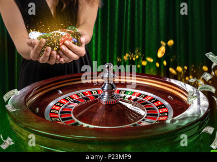 Collage d'images de casino avec une image dynamique de table de roulette casino multicolores avec des jetons de poker en femme mains. Banque D'Images