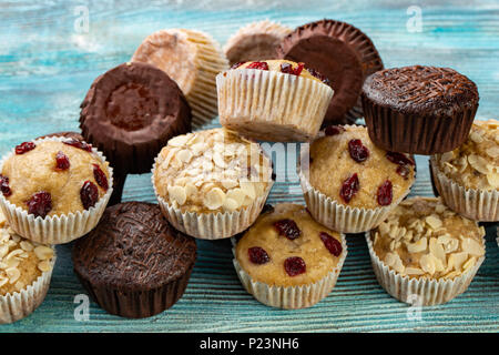 Tas de différents cupcakes muffins on blue background Banque D'Images