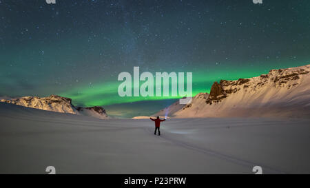 Northern Lights sur les montagnes dans la région de Vik, Islande Banque D'Images