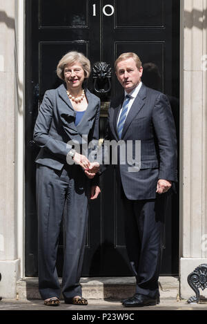 Downing Street, Londres, 26 juillet 2016. Taoiseach (Premier ministre irlandais) Enda Kenny arrive à Downing Street pour des entretiens avec le Premier Ministre Banque D'Images