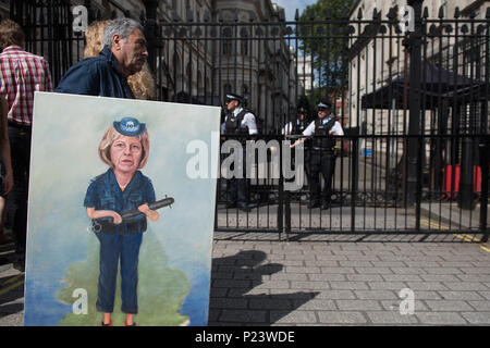 Whitehall, Londres, Royaume-Uni. 12 juillet 2016. Satiriste politique et artiste Kaya Mar passe devant les portes de Downing Street avec sa dernière création depictin Banque D'Images