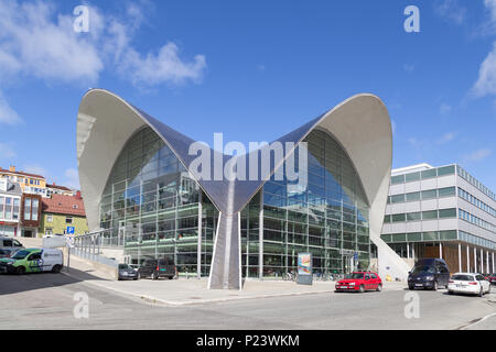 Tromso, Norvège - 01 juin 2018 : vue extérieure de la bibliothèque moderne et d'archivage dans le centre-ville Banque D'Images