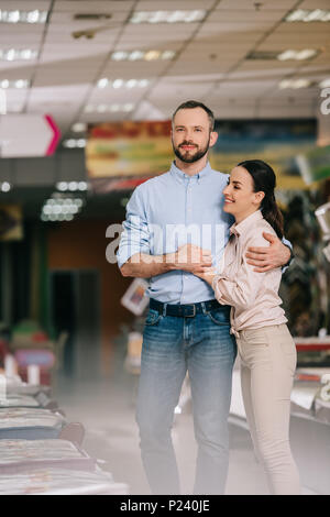 Portrait of smiling couple in furniture store Banque D'Images