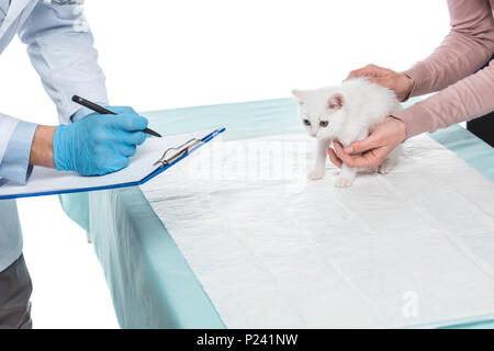 Portrait de femme avec chaton mâle et diagnostic vétérinaire écrit dans presse-papiers isolé sur fond blanc Banque D'Images